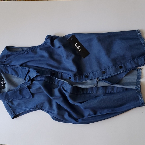 NWT Lulu's Medium Wash Chambray Sleeveless Button-Up Top Blouse - Picture 3 of 5